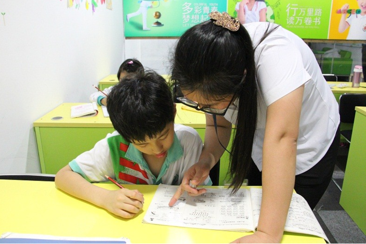 课后延时vs校外托管,同样是服务中小学生,为何反响截然不同
